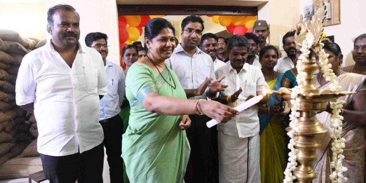 மாப்பிள்ளையூரணி பகுதி வளர்ச்சிக்கு  13 கோடியே 32 லட்சம் மதிப்பீட்டில்  பல்வேறு திட்டப்பணிகள்:  மக்களுக்கு தேவையான அடிப்படை திட்டங்கள் அனைத்தையும் எங்களை சந்திக்கும் போதெல்லாம் கேட்டு பெறும் சிறந்த   பஞ்.தலைவர் சரவணகுமார்   எம்பி கனிமொழி, எம்எல்ஏ சண்முகையா, மாவட்ட ஆட்சித் தலைவர் ஆகியோர் பாராட்டினர்..