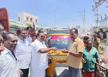 நீதிமன்றத்தில் ஓ.பி.எஸ் தொடர்ந்த மேல்முறையீட்டு வழக்கு தள்ளுபடி  தூத்துக்குடியில் அ.தி.மு.க செல்லபாண்டியன் பட்டாசு வெடித்து கொண்டாட்டம்