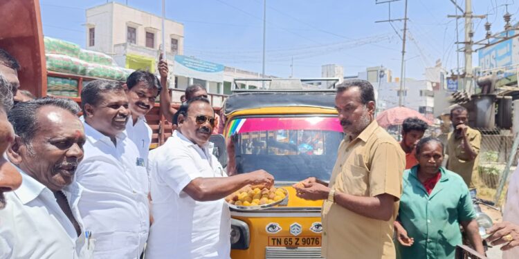 நீதிமன்றத்தில் ஓ.பி.எஸ் தொடர்ந்த மேல்முறையீட்டு வழக்கு தள்ளுபடி தூத்துக்குடியில் அ.தி.மு.க செல்லபாண்டியன் பட்டாசு வெடித்து கொண்டாட்டம்