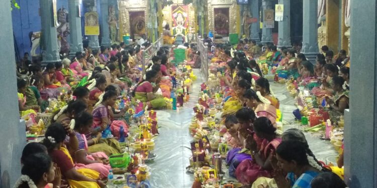 தூத்துக்குடி மேலசண்முகபுரம் பத்திரகாளியம்மன் கோவில் வரலட்சுமி பூஜை நடைபெற்றது.