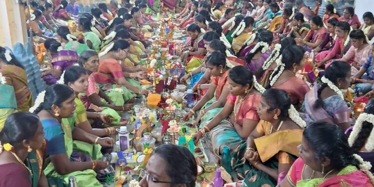 தூத்துக்குடி சண்முகபுரம் பத்திரகாளியம்மன் கோவில் வரலட்சுமி பூஜை நடைபெற்றது.