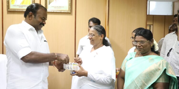 மேயர் ஜெகன் பெரியசாமி, துணை மேயர் ஜெனிட்டா-க்கு பிரம்மா குமாரிகள் ரக்ஷா பந்தன் ராக்கி கட்டினார்கள்