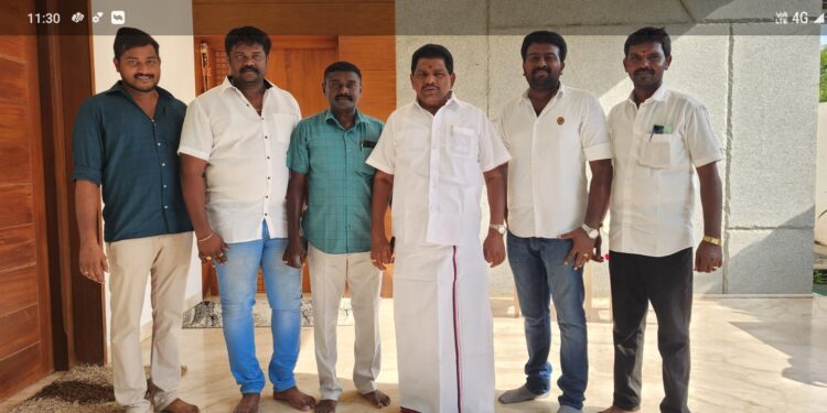 தூத்துக்குடியில் தெற்கு மாவட்ட திமுக மாணவர் அணியினர் அமைச்சர் அனிதா ராதாகிருஷ்ணனிடம் வாழ்த்து பெற்றனர்.