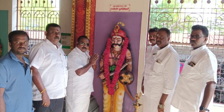 தூத்துக்குடியில் பூலித்தேவர் சிலைக்கு சி.த.செல்லப்பாண்டியன் மரியாதை