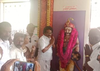 தூத்துக்குடியில் புலித்தேவர் சிலைக்கு ஓபிஎஸ் அணியினர் மரியாதை செய்தனர்.