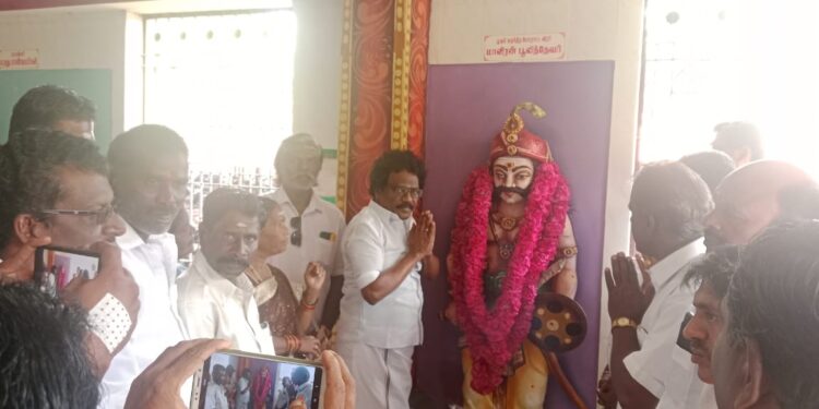 தூத்துக்குடியில் புலித்தேவர் சிலைக்கு ஓபிஎஸ் அணியினர் மரியாதை செய்தனர்.