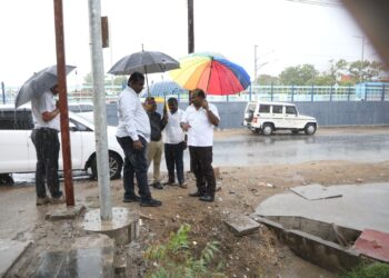 தூத்துக்குடியில் கொட்டும் மழையில் மேயர் ஜெகன் பெரியசாமி பல்வேறு பகுதிகளில் ஆய்வு