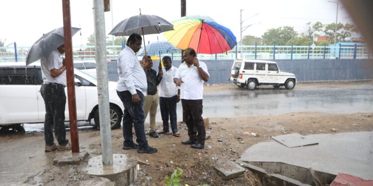 தூத்துக்குடியில் கொட்டும் மழையில் மேயர் ஜெகன் பெரியசாமி பல்வேறு பகுதிகளில் ஆய்வு