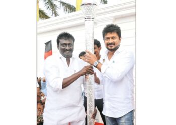 தூத்துக்குடியில்      எழுச்சிமிகு வரவேற்பு: நெகிழ்ச்சி அடைந்த உதயநிதி ஸ்டாலின்!!!  அமைச்சர் உதயநிதி ஸ்டாலினுக்கு இளைஞரணி துணை செயலாளர் ஜோயல் மிக பிரம்மாண்டமான வரவேற்பு கொடுத்து வெள்ளி செங்கோல் அளித்தார்.