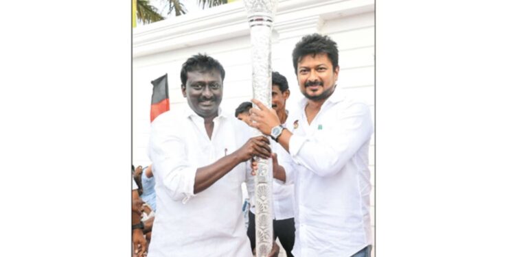 தூத்துக்குடியில்      எழுச்சிமிகு வரவேற்பு: நெகிழ்ச்சி அடைந்த உதயநிதி ஸ்டாலின்!!!  அமைச்சர் உதயநிதி ஸ்டாலினுக்கு இளைஞரணி துணை செயலாளர் ஜோயல் மிக பிரம்மாண்டமான வரவேற்பு கொடுத்து வெள்ளி செங்கோல் அளித்தார்.