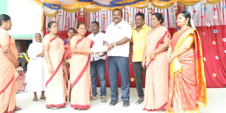 தூத்துக்குடி புனித ஜோசப் பெண்கள் மேல்நிலைப் பள்ளியில் ஆசிரியர் தின விழா கொண்டாட்டம் : ஆசிரியர், மாணவிகளுக்கு பரிசுகள் வழங்கி பாராட்டிய மேயர் ஜெகன் பெரியசாமி!!!