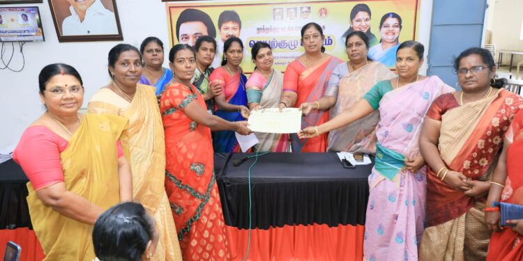 திமுக ஆட்சியில் செய்த சாதனை திட்டங்களை மகளிர் அணியினர் இல்லந்தோறும் கொண்டு சேர்க்க வேண்டும். அமைச்சர் கீதாஜீவன் பேசினார்.