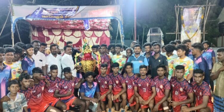 அமைச்சர் உதயநிதி ஸ்டாலினுக்கு மிரட்டல் சாமியார் கொடும்பாவி தூத்துக்குடியில் எரிப்பு