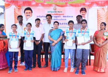 கல்வியும் விளையாட்டும் மாணவ மாணவிகளுக்கு முக்கியம் என்பதை உணர வேண்டும். அமைச்சர் கீதாஜீவன் பேசினார்.