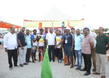 பியர்ல் சிட்டி ஓஷன் ஸ்போட்ஸ் சாம்பியன்ஷிப் போட்டியான கடல் சாகச போட்டி தொடக்க விழா தூத்துக்குடி முத்து நகர் கடற்கரையில் நடைபெற்றது