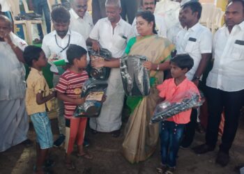 முத்தையாபுரத்தில் கலைஞரின் நூற்றாண்டு விழாவை முன்னிட்டு நலத்திட்ட உதவிகளை அமைச்சர் கீதாஜீவன் வழங்கினார்.