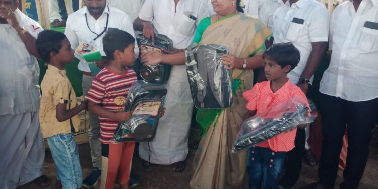 முத்தையாபுரத்தில் கலைஞரின் நூற்றாண்டு விழாவை முன்னிட்டு நலத்திட்ட உதவிகளை அமைச்சர் கீதாஜீவன் வழங்கினார்.