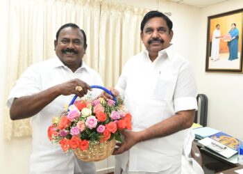 சென்னையில் அதிமுக பொதுச் செயலாளர் எடப்பாடி பழனிசாமியிடம் முன்னாள் அமைச்சர் சி.த.செல்லப்பாண்டியன் வாழ்த்து பெற்றார்.