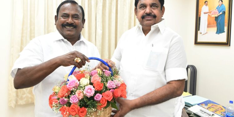 சென்னையில் அதிமுக பொதுச் செயலாளர் எடப்பாடி பழனிசாமியிடம் முன்னாள் அமைச்சர் சி.த.செல்லப்பாண்டியன் வாழ்த்து பெற்றார்.
