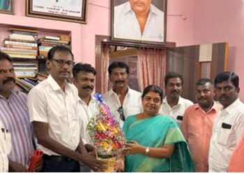 தூத்துக்குடியில் விளையாட்டு மேம்பாட்டு அணியினர் அமைச்சர் கீதாஜீவனை சந்தித்து வாழ்த்து பெற்றனர்.