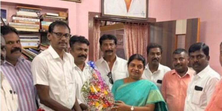 தூத்துக்குடியில் விளையாட்டு மேம்பாட்டு அணியினர் அமைச்சர் கீதாஜீவனை சந்தித்து வாழ்த்து பெற்றனர்.