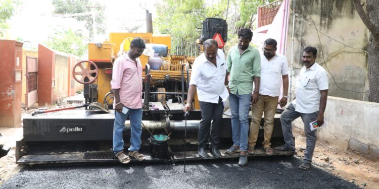 தூத்துக்குடி மாநகராட்சி பகுதிகளில் புதிய 200 தார்சாலைகள் பணி மேயர் ஜெகன் பெரியசாமி ஆய்வு