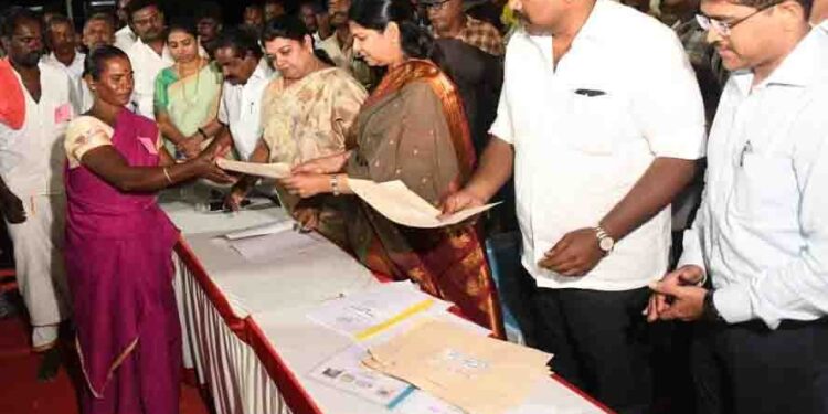 தூத்துக்குடி கயத்தார் ஊராட்சிகளில் நடைபெற்ற மக்கள் களம், குறைகேட்டல் நிகழ்ச்சியில் கனிமொழி எம்.பி நலத்திட்ட உதவிகளை வழங்கினார். அமைச்சர் கீதாஜீவன், மேயர் ஜெகன் பெரியசாமி பங்கேற்பு