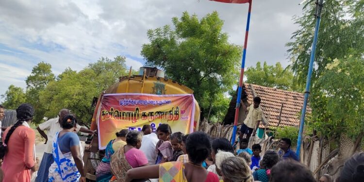 குடிநீர் பிரச்சனை குறித்து ஆட்சியர், எம்.பியிடம் மனு அளித்த ஊராட்சி தலைவர், மறுநாளே களத்தில் இறங்கி மக்களுக்கு குடிநீர் விநியோகம் செய்ய ஏற்பாடு செய்த கனிமொழி கருணாநிதி எம்.பி*