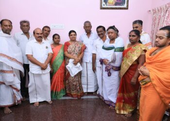 தூத்துக்குடி சட்டமன்ற தொகுதியில் உள்ள பகுதியில் அமைச்சர் கீதாஜீவன் பொதுமக்களிடம் குறைகளை கேட்டார்.