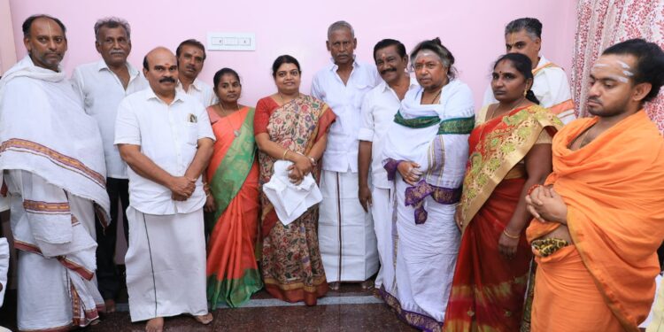 தூத்துக்குடி சட்டமன்ற தொகுதியில் உள்ள பகுதியில் அமைச்சர் கீதாஜீவன் பொதுமக்களிடம் குறைகளை கேட்டார்.