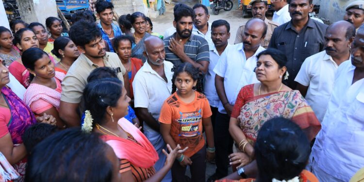 தூத்துக்குடி சட்டமன்ற தொகுதியில் உள்ள பகுதியில் அமைச்சர் கீதாஜீவன் பொதுமக்களிடம் குறைகளை கேட்டார்.