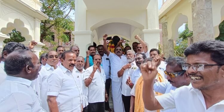 தூத்துக்குடியில் அண்ணா பிறந்தநாளை முன்னிட்டு அவரது சிலைக்கு முன்னாள் அமைச்சரும், அதிமுக மாநில அமைப்பு செயலாளர் சித.செல்லப்பாண்டியன் மாலை அணிவித்தார்.