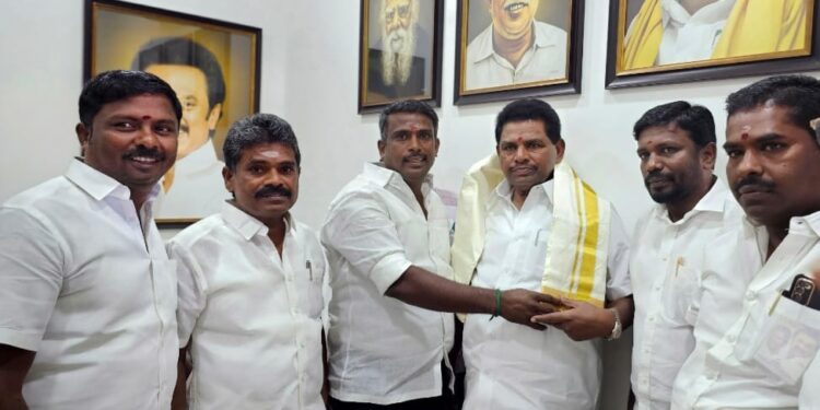 தூத்துக்குடியில் தெற்கு மாவட்ட திமுக சுற்றுச்சூழல் அணியினர் அமைச்சர் அனிதா ராதாகிருஷ்ணனிடம் வாழ்த்து பெற்றனர்.