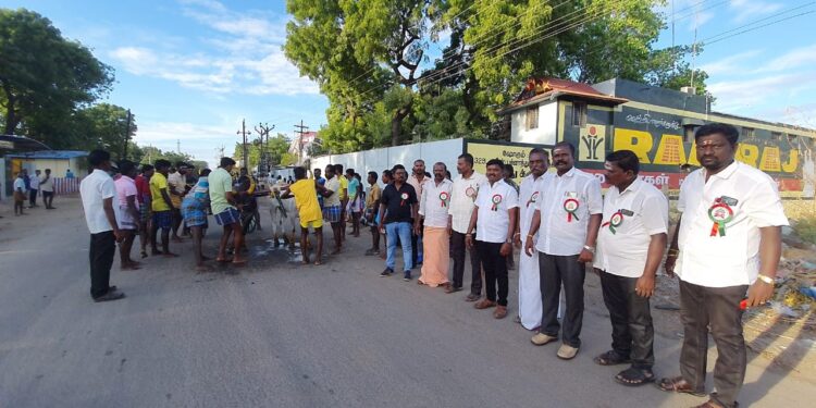 தூத்துக்குடியில் பெரியார் பிறந்தநாளை யொட்டி அவரது சிலைக்கு மேயர் ஜெகன் பெரியசாமி மாலை அணிவித்து மரியாதை செலுத்தி உறுதிமொழி எடுத்தார்..