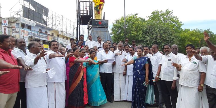 தூத்துக்குடியில் பெரியார் பிறந்தநாளை யொட்டி அவரது சிலைக்கு மேயர் ஜெகன் பெரியசாமி மாலை அணிவித்து மரியாதை செலுத்தி உறுதிமொழி எடுத்தார்..