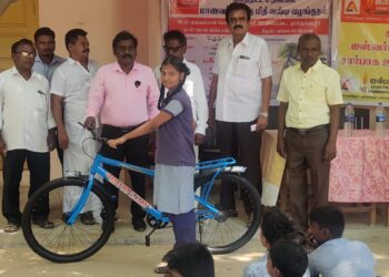 தூத்துக்குடி பள்ளி மாணவ மாணவிகளுக்கு இலவச மதிவண்டி வழங்கப்பட்டது.