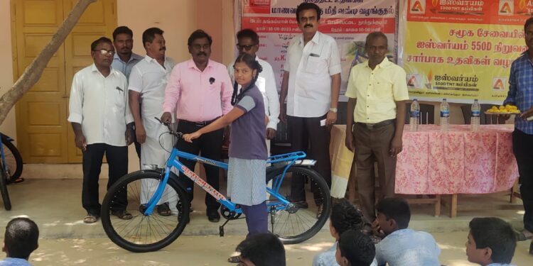 தூத்துக்குடி பள்ளி மாணவ மாணவிகளுக்கு இலவச மதிவண்டி வழங்கப்பட்டது.