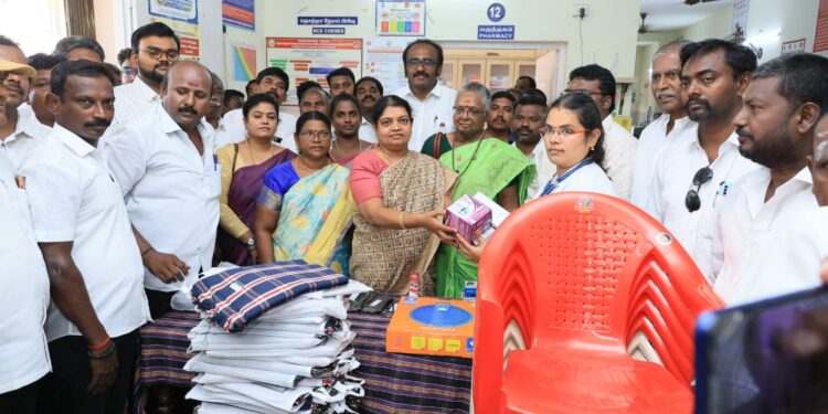 தூத்துக்குடி கணேஷ்நகர் ஆரம்ப சுகாதார நிலையத்திற்கு உபகரண பொருட்களை அமைச்சர் கீதாஜீவன் வழங்கினார்