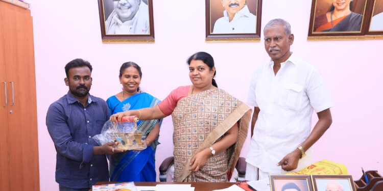 கோரிக்கை மனுவிற்கு மின்னல் வேகத்தில் உதவி செய்த அமைச்சர் கீதாஜீவன் – குவியும் பாராட்டு