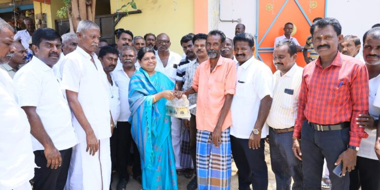 முத்தையாபுரம்; சலவை தொழிலாளிக்கு உதவி செய்த அமைச்சர் கீதாஜீவன்