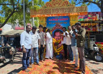 டாக்டர் பா.சிவந்தி ஆதித்தனாரின் பிறந்தநாள் : தூத்துக்குடியில்   பெருந்தலைவர் மக்கள் கட்சி, மற்றும் தமிழ்நாடு நாடார் பேரவை    நிர்வாகிகள்    மரியாதை செலுத்தினர்.