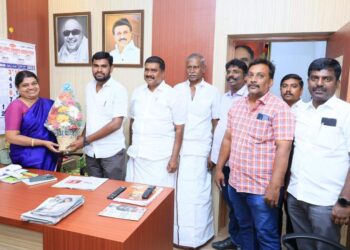 தூத்துக்குடியில் வடக்கு மாவட்ட திமுக பொறியாளர் அணி நிர்வாகிகள் அமைச்சர் கீதாஜீவனிடம் வாழ்த்து பெற்றனர்.