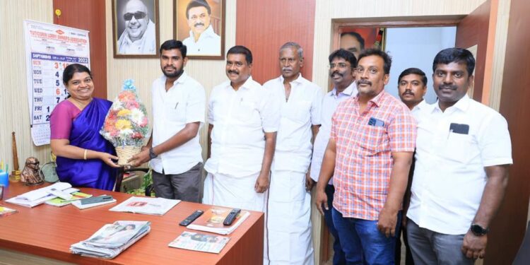 தூத்துக்குடியில் வடக்கு மாவட்ட திமுக பொறியாளர் அணி நிர்வாகிகள் அமைச்சர் கீதாஜீவனிடம் வாழ்த்து பெற்றனர்.