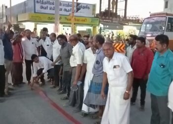 அதிமுக – பிஜேபி கூட்டணி முறிவு தூத்துக்குடியில் அதிமுகவினர் பட்டாசு வெடித்து இனிப்பு வழங்கினார்கள்.