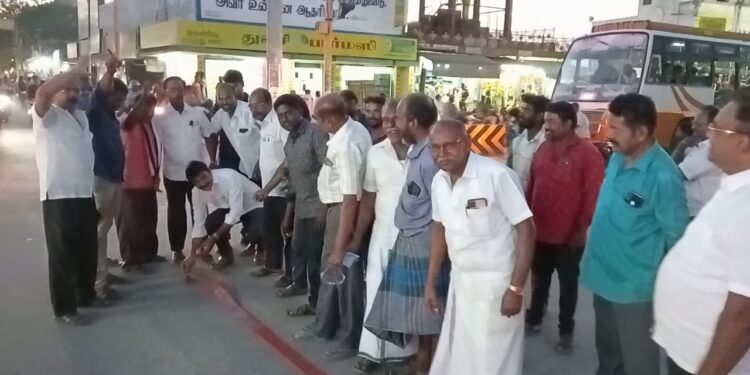 அதிமுக – பிஜேபி கூட்டணி முறிவு தூத்துக்குடியில் அதிமுகவினர் பட்டாசு வெடித்து இனிப்பு வழங்கினார்கள்.