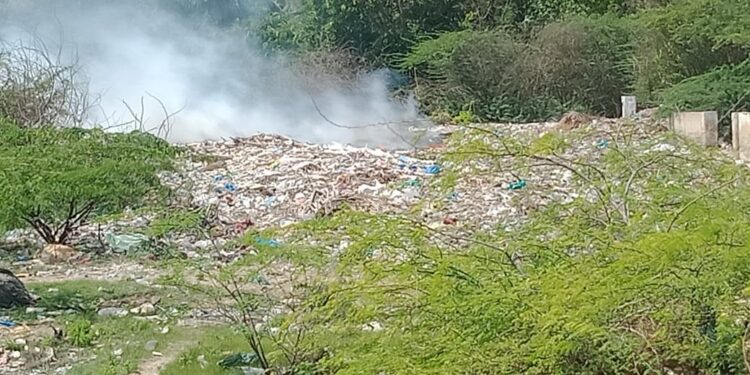 திருச்செந்தூர் கோவில் குப்பைகளை கொட்டுவதற்கு எதிர்ப்பு –   போராட்டம் நடத்த ஊர் மக்கள் முடிவு