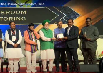 தூத்துக்குடி மாநகராட்சியின் கல்விச் சேவையை பாராட்டி மத்திய அமைச்சர் மேயர் ஜெகன் பெரியசாமியிடம் விருது வழங்கினார். 