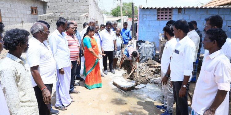 தூத்துக்குடி சூசை நகரில் அமைச்சர் கீதாஜீவன் தனது சொந்த செலவில் குடிநீர் குழாய் அமைத்து கொடுத்தார்