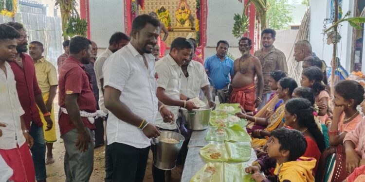 தாளமுத்துநகர் முத்துமாரியம்மன் கோவில் கொடைவிழாவை யொட்டி அன்னதானத்தை ஊராட்சி மன்ற தலைவர் சரவணக்குமார் தொடங்கிவைத்தார்.