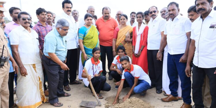 தூத்துக்குடியில் கலைஞர் நூற்றாண்டு விழாவை முன்னிட்டு பணை விதை நடும் பணியை அமைச்சர் கீதாஜீவன் மேயர் ஜெகன் பெரியசாமி தொடங்கி வைத்தனர்.